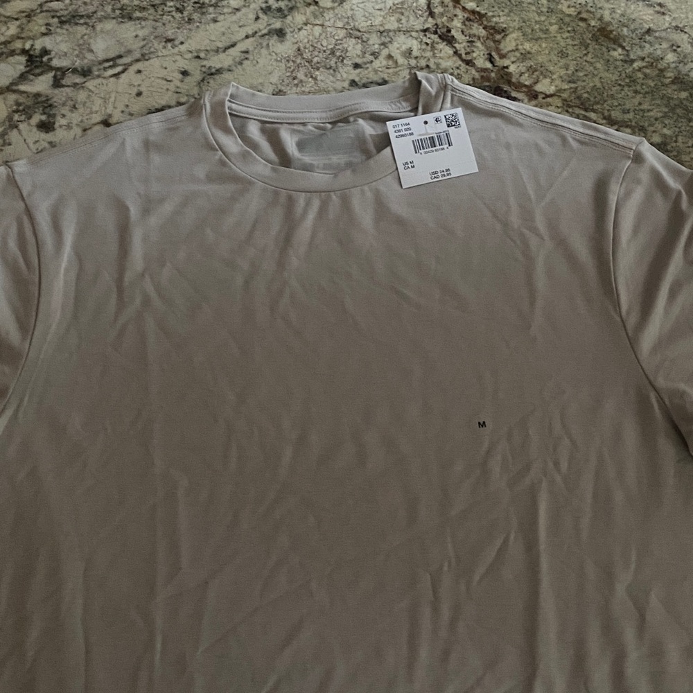 Men's American Eagle Tshirt and 2 pair of shorts